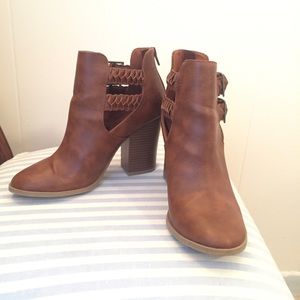 Cute brown heeled ankle boots!